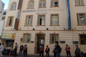 La Policía custodia a los "expertos" que disertan sobre la salud de los trabajadores (2009)