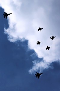 65511618-silueta-de-aviones-de-combate-militares-volando-en-una-formación-en-el-cielo